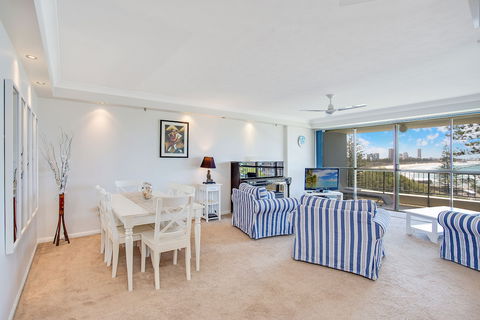 Gemini Court Holiday Apartments - New Castle Holiday 6