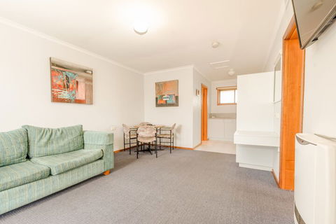 Bass & Flinders Motor Inn - New Castle Holiday 7