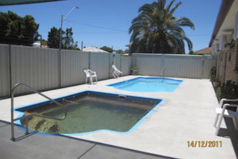 Dragon Phoenix Motel & Restaurant - New Castle Holiday 7