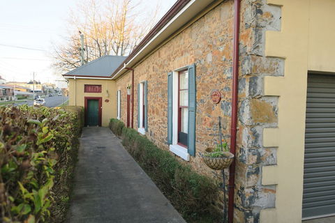 Blakes Manor Self Contained Heritage Accommodation - New Castle Holiday 0