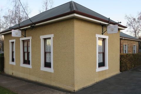 Blakes Manor Self Contained Heritage Accommodation - New Castle Holiday 3