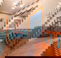 Birds 'n' Bloom Cottages - New Castle Holiday