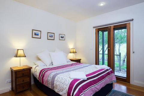 Cedarwood Cottage - New Castle Holiday 6