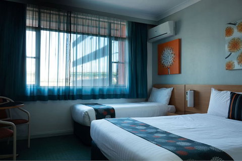 MARKETS HOTEL - New Castle Holiday 1