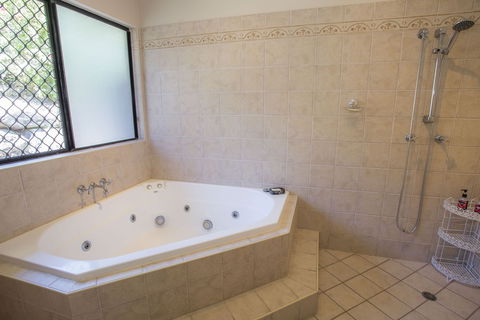 Brinsmead Family Holiday Home - New Castle Holiday 6