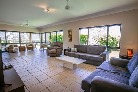 Brinsmead Family Holiday Home - New Castle Holiday 4