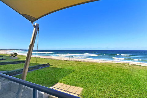 Beachfront Luxury - New Castle Holiday 3