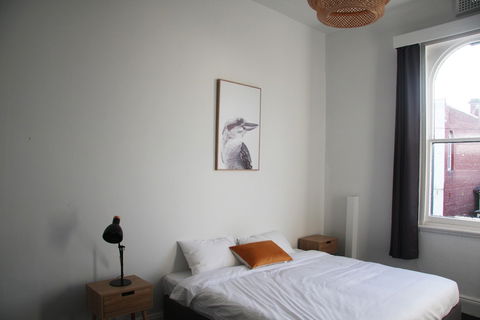 College Lawn Hotel - Hostel - New Castle Holiday 1