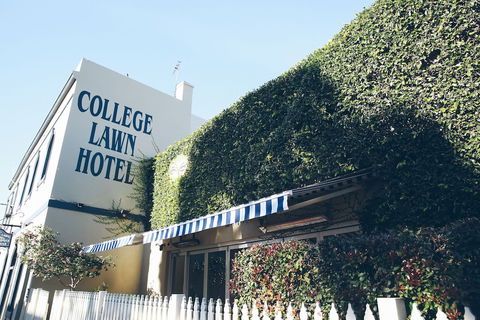 College Lawn Hotel - Hostel - New Castle Holiday 0