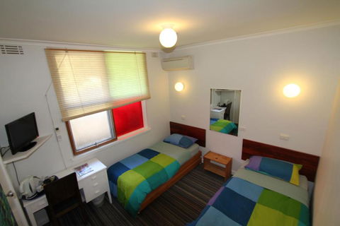 Bunkhouse Motel - New Castle Holiday 6