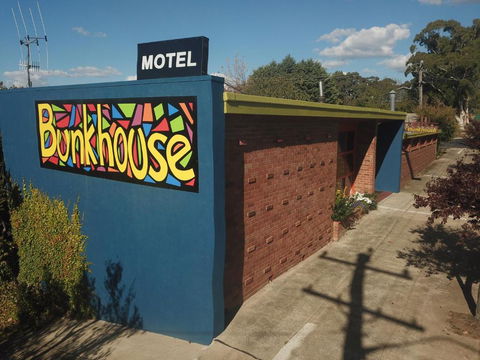 Bunkhouse Motel - New Castle Holiday 4