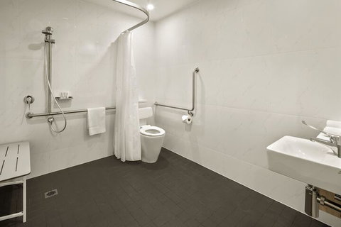 Quest Griffith - New Castle Holiday 1