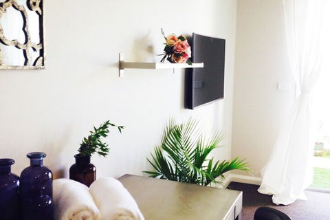 Ivy & Roses Boutique Apartments - New Castle Holiday 1
