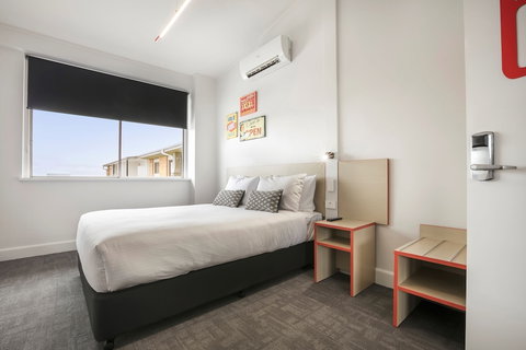 Nightcap At Camp Hill Hotel - New Castle Holiday 2