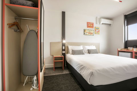 Nightcap At Camp Hill Hotel - New Castle Holiday 3