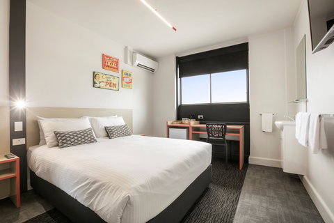 Nightcap At Camp Hill Hotel - New Castle Holiday 4