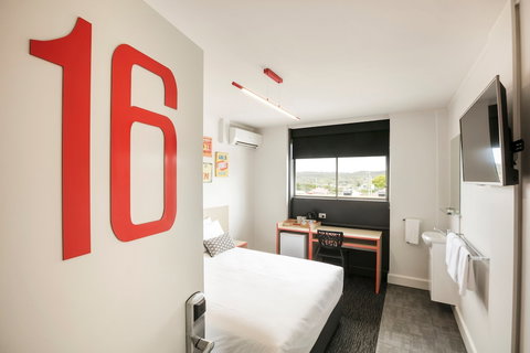 Nightcap At Camp Hill Hotel - New Castle Holiday 1