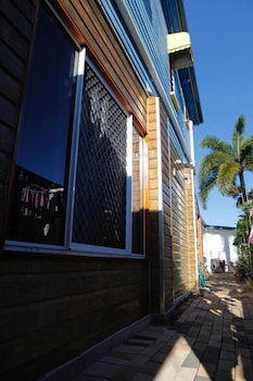 Happytourcairns Sharehouse - New Castle Holiday 0