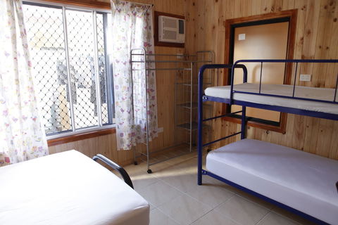 Happytourcairns Sharehouse - New Castle Holiday 6