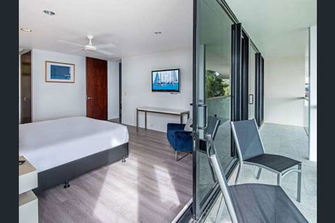 Waves 08 - Apartments - New Castle Holiday 7