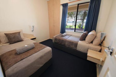Lakeview Apartments - New Castle Holiday 1