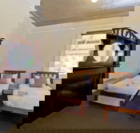 Deloraine Hotel - New Castle Holiday