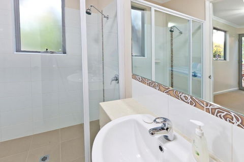 Whatmans Beach House - New Castle Holiday 6