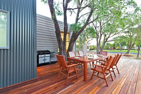 Whatmans Beach House - New Castle Holiday 4