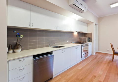 Whatmans Beach House - New Castle Holiday 5