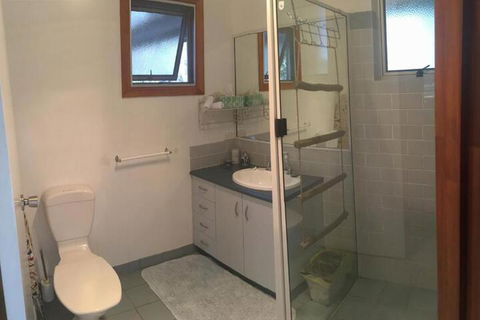 Whiskey Gully Wines - New Castle Holiday 6