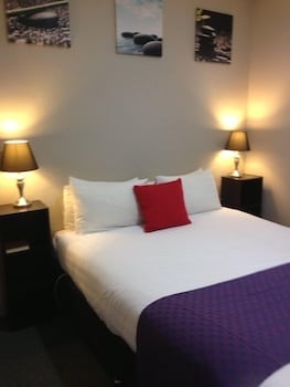 Smerdon Lodge Motel - New Castle Holiday 6