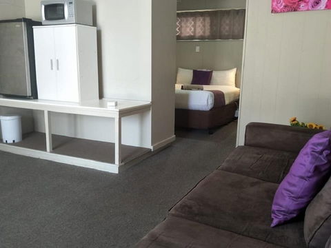 Smerdon Lodge Motel - New Castle Holiday 3