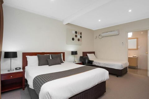 New Crossing Place Motel & Apartments - New Castle Holiday 1