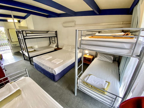 Snow Season Motor Inn - New Castle Holiday 5