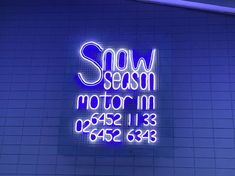 Snow Season Motor Inn - New Castle Holiday 2