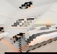 Newcastle Executive Homes - Cooks Hill Cottage - New Castle Holiday