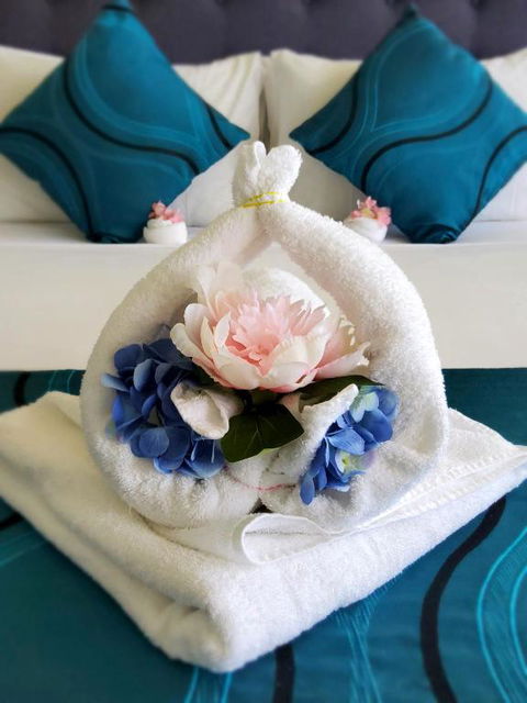 Cairns Luxury Seafront Apartment - New Castle Holiday 2