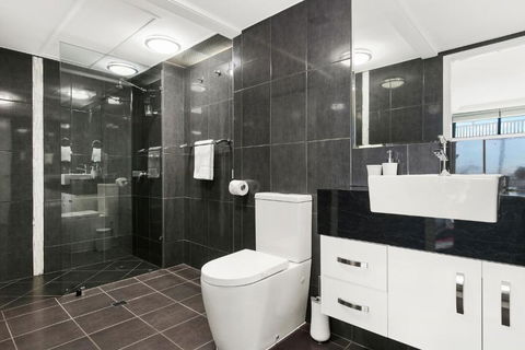 Cairns Luxury Seafront Apartment - New Castle Holiday 6