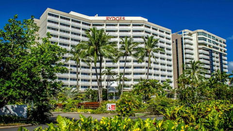 Cairns Luxury Seafront Apartment - New Castle Holiday 1