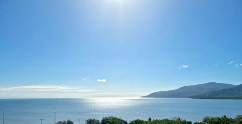 Cairns Luxury Seafront Apartment - New Castle Holiday 5