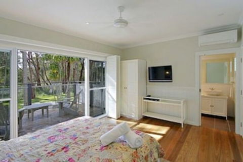 Away On Belongil Fields - New Castle Holiday 7