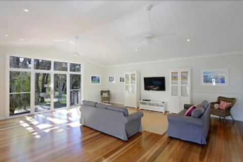 Away On Belongil Fields - New Castle Holiday 3