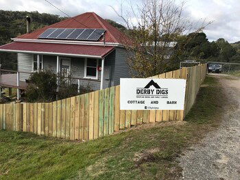 Derby Digs Cottage - New Castle Holiday 2