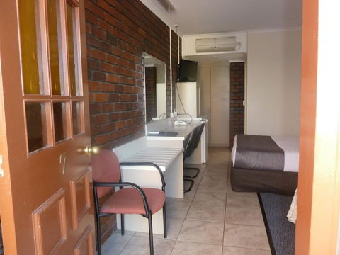 Pioneer Lodge Motel - New Castle Holiday 4