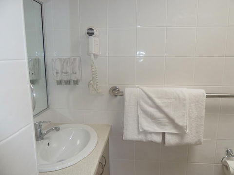 Pioneer Lodge Motel - New Castle Holiday 6
