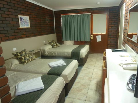 Pioneer Lodge Motel - New Castle Holiday 1