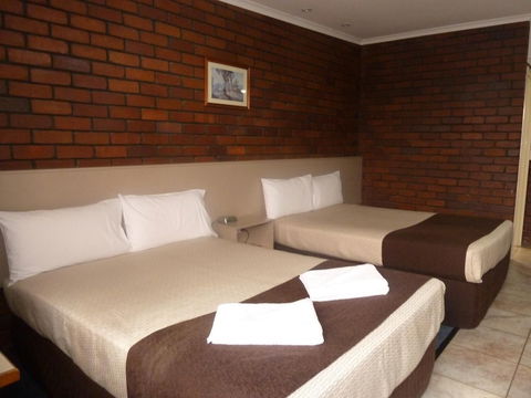 Pioneer Lodge Motel - New Castle Holiday 3
