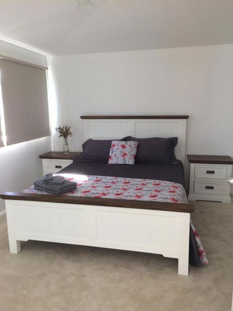 Lovedale Red Gum Cottage - New Castle Holiday 3