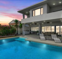 Magnificent Beach House - New Castle Holiday