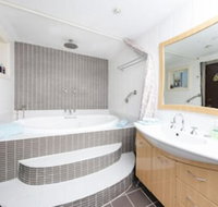 La Casa - New Castle Holiday